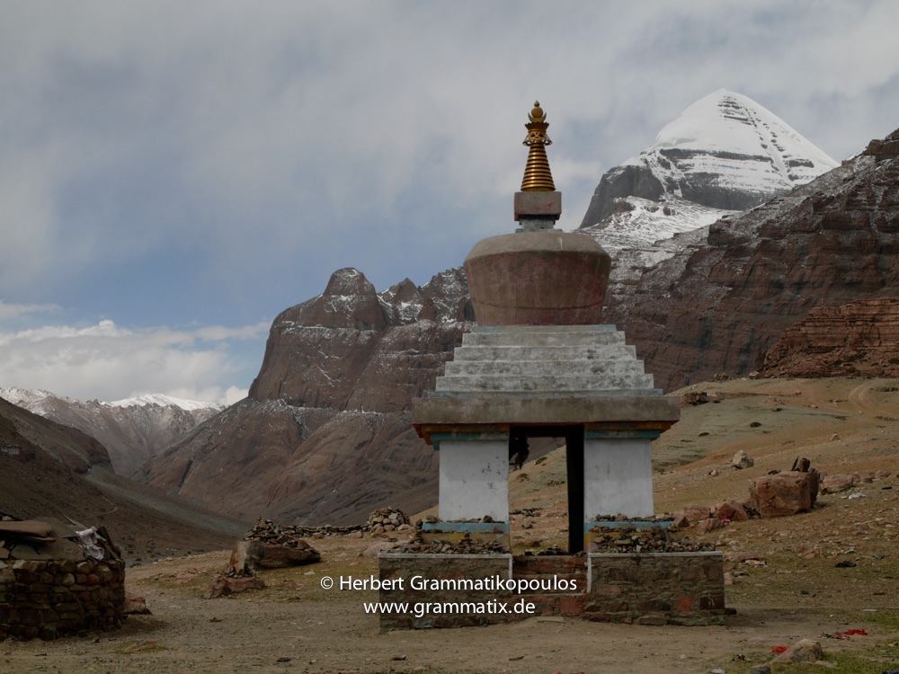 Tibet, Purang, Tarboche (ca. 4670m), Kailash Kora: A view of the Kailash (6714m) from the "Saga Dawa"-festival ground in the south of Lha Chu river valley (River of Gods), with the Gang Nyi Chorten