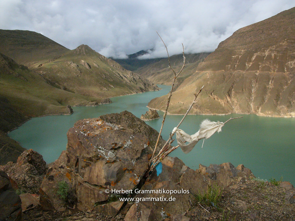 Tibet, Gyantse District: At the Simi La (4330m), with the artificial lake of a powerplant