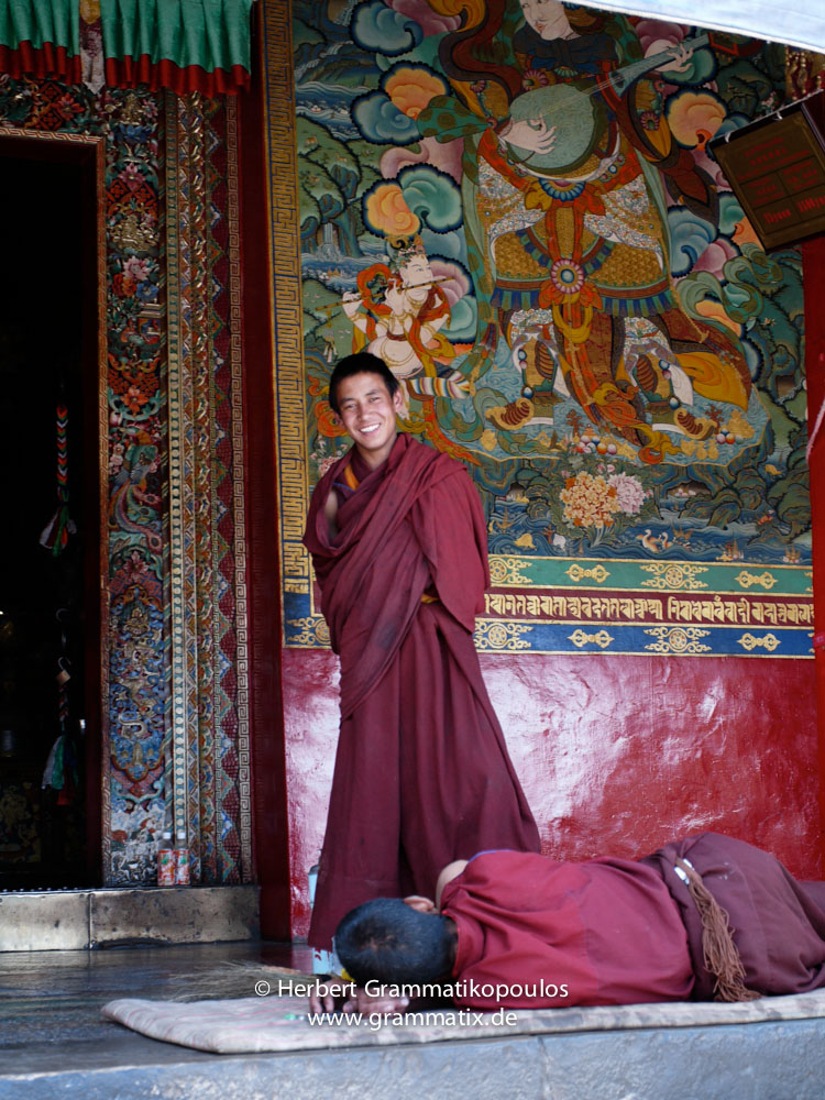 Tibet, Shigatse, Tashilhunpo monastery: Monks at the entrance of the tomb of the 5th to 9th Panchen Lamas inside the courtyard